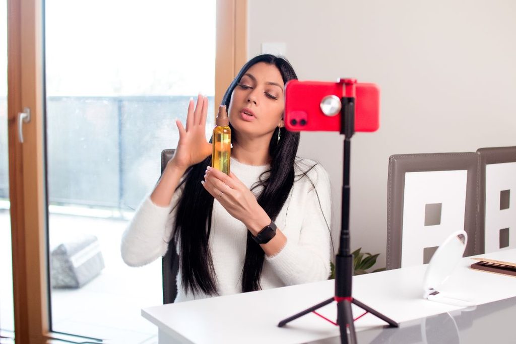 Creador grabando un vídeo UGC de producto con un smartphone